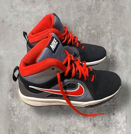 Scarpe Basket NIKE Team Hustle Tg. 29.5 Bambino 