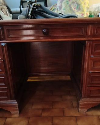 scrivania in legno scuro 