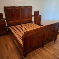 Letto, comodini e cassettiera in legno