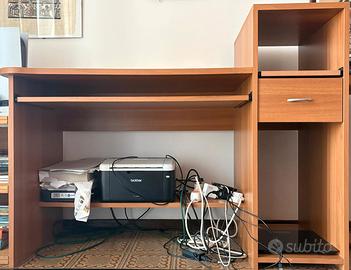 Scrivania porta PC, con ripiani estraibili