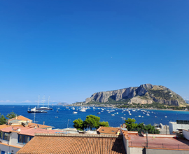Mondello a due passi dal mare, piazza e spiaggia