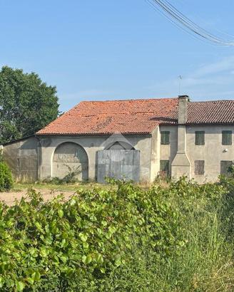 RUSTICO A GRANZE