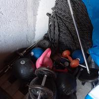 tappetino nero e vari dischi e manubri 
