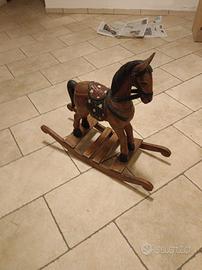 cavalluccio a dondolo