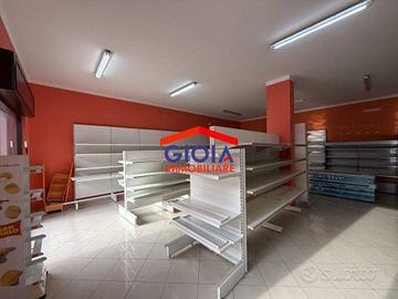 Immobile di 200 m² con 1 locale a Falciano del Mas
