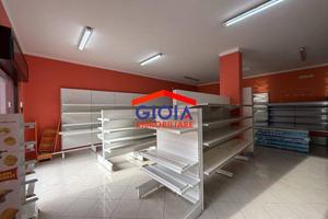 Immobile di 200 m² con 1 locale a Falciano del Mas