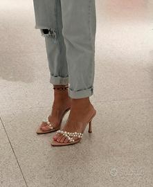 Sandali cipria con perle e fascia trasparente