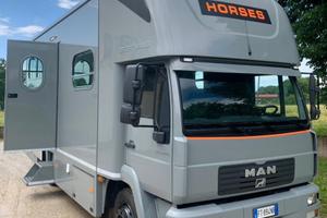 Van trasporto 3 cavalli + living per 3 persone