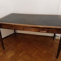 Scrivania in noce con piano in vera pelle