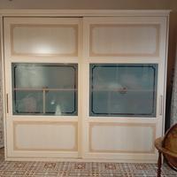 armadio con 2 ante scorrevoli.