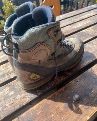 Scarponi numero 44 e mezzo