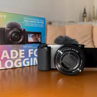 Vlog camera Sony ZV-E10 con lenti intercambiabili.