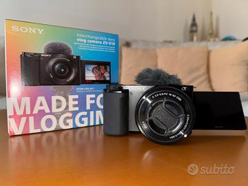 Vlog camera Sony ZV-E10 con lenti intercambiabili.
