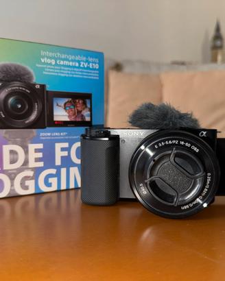 Vlog camera Sony ZV-E10 con lenti intercambiabili.