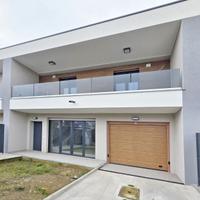 Villa a schiera su due livelli con giardino e box