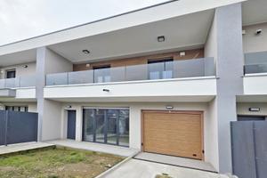 Villa a schiera su due livelli con giardino e box