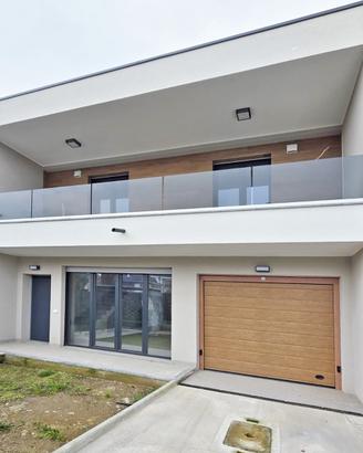 Villa a schiera su due livelli con giardino e box