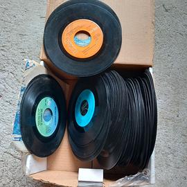 scatola di vecchi dischi 45 giri