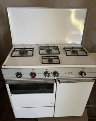 Cucina economica predisposta a metano