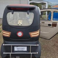 Veicolo cabinato a 4 ruote per anziani/disabilità