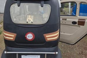 Veicolo cabinato a 4 ruote per anziani/disabilità