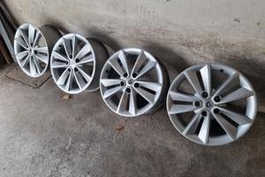 Cerchi 17 pollici 5 fori originali renault