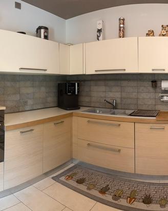 Cucina angolare e spaziosa