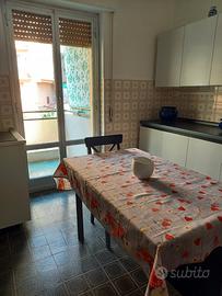 Cucina completa con pensili, tavolo e sedie 