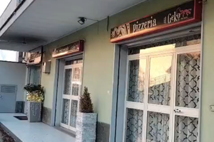 Struttura locale commerciale/ pizzeria