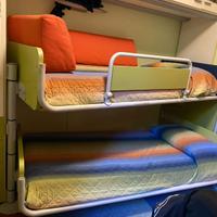 Camera completa con letti a castello scorrevoli e