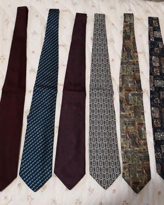 Cravatte in diversi colori, 13 pezzi