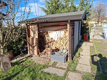 Casetta attrezzi con legnaia