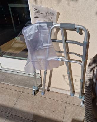 Deambulatore  + sedile WC rialzato + copertura imp