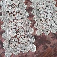 Coppia di centrini all'uncinetto