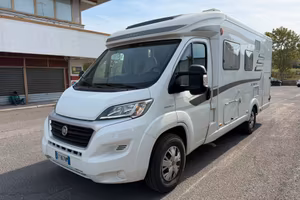 SEMINTEGRALE 4 POSTI LETTO USATO HYMER EXSIS-T EX 