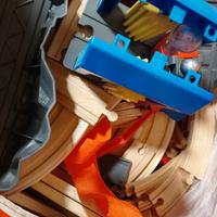 pista legno con trenini vari 