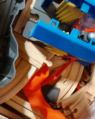 pista legno con trenini vari 