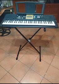 Pianola Yamaha con base di appoggio 