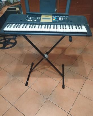 Pianola Yamaha con base di appoggio 