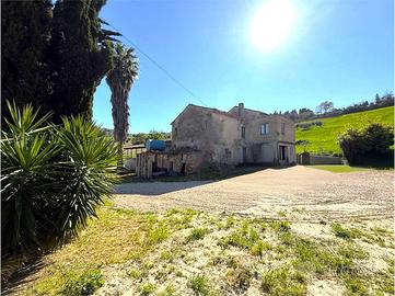 CASALE DA RISTUTTURARE con TERRENO