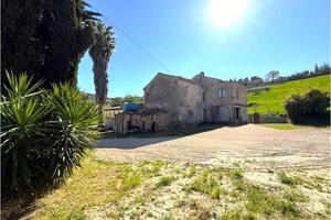 CASALE DA RISTUTTURARE con TERRENO