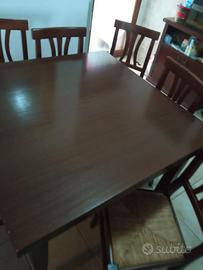 Tavolo a libro allungabile.