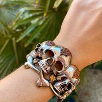 Maxi bracciale con teschi e strass