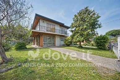 Villa di 270 m² con più di 5 locali e box auto a M