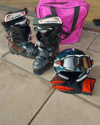 Casco mascherina scarponi e guanti