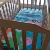 Culla in legno marrone chiaro