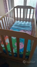 Culla in legno marrone chiaro