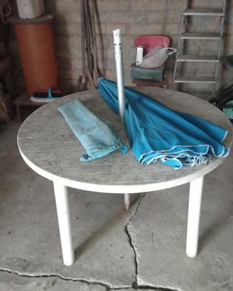 Set arredo giardino: tavolo, ombrellone e lettini