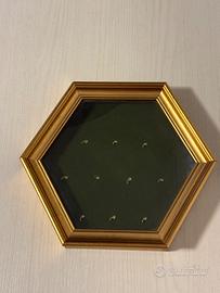 Cornice medagliere esagonale. Dorata con Vetro.