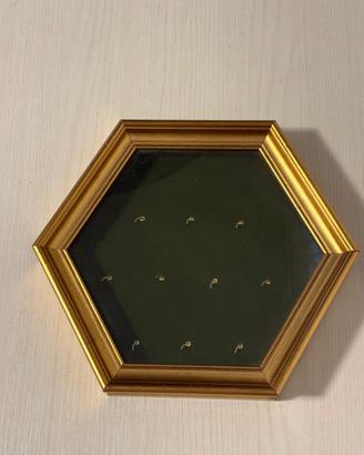 Cornice medagliere esagonale. Dorata con Vetro.